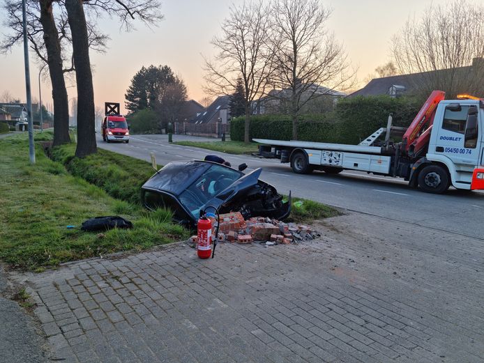 De chauffeur week plots af van zijn rijbaan.
