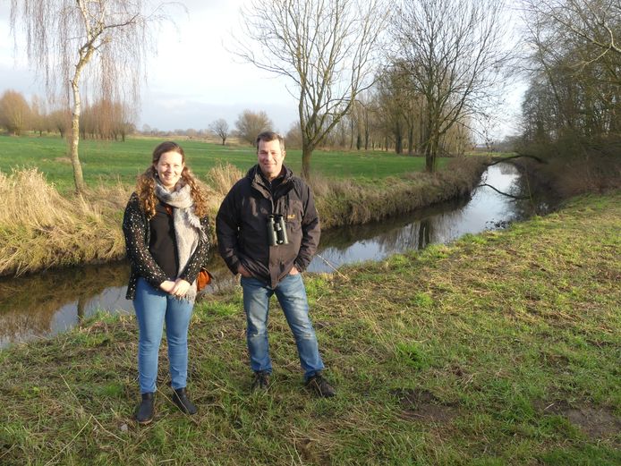 Schepen Natasja De Vos en Peter Depodt van Natuurpunt Waregem aan de Gaverbeek. Achter de beek liggen de gronden die Natuurpunt aankoopt.