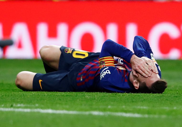 Lionel Messi tijdens de match Sevilla-Barcelona. ‘Als een topvoetballer een controle mist, wordt hij uitgefloten door 50.000 mensen.’ Beeld REUTERS