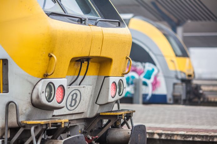 Train SNCB en gare de Charleroi-Sud