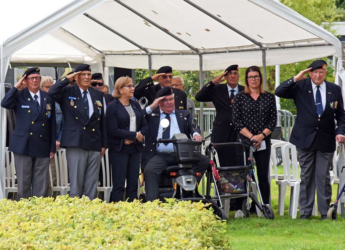 Veteranen salueren bij het monument.
