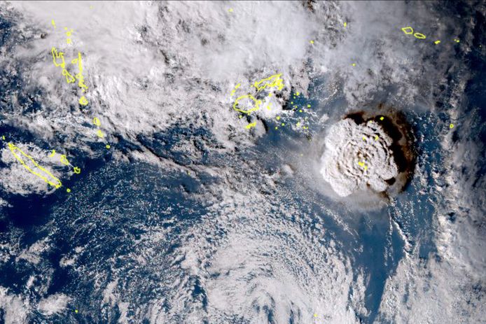 Satellietbeeld van de krachtige onderzeese vulkaanuitbarsting in de Stille Oceaan, in de buurt van eilandstaat Tonga.