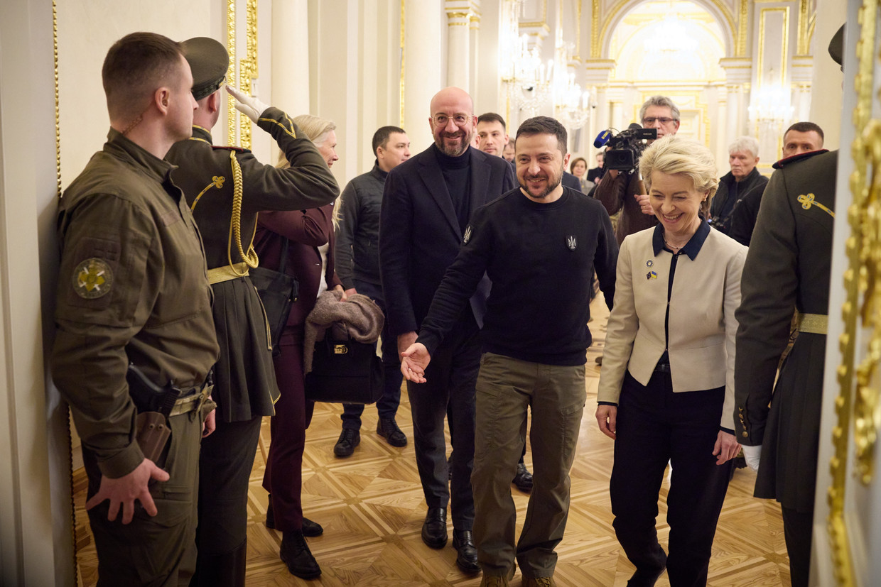 Volodymyr Zelensky ontvangt Charles Michel en Ursula von der Leyen in Kiev, vorige week.  Beeld ANP / EPA