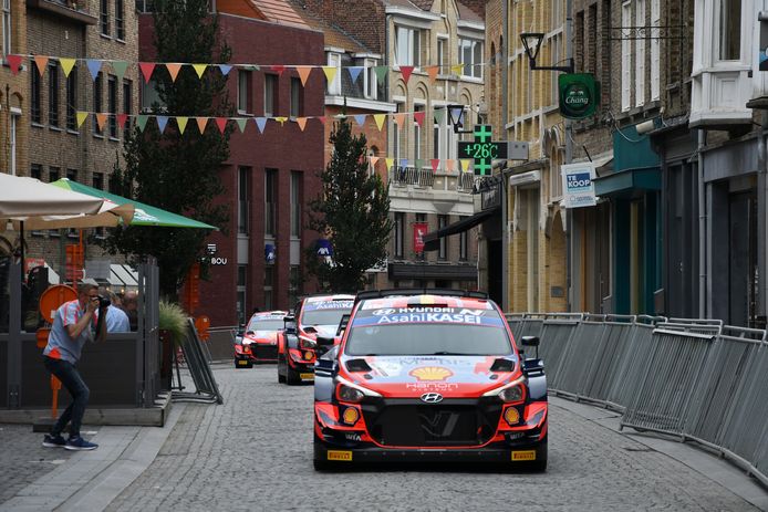 Een beeld van vorig jaar: rallyrijder Thierry Neuville door de straten van Ieper.