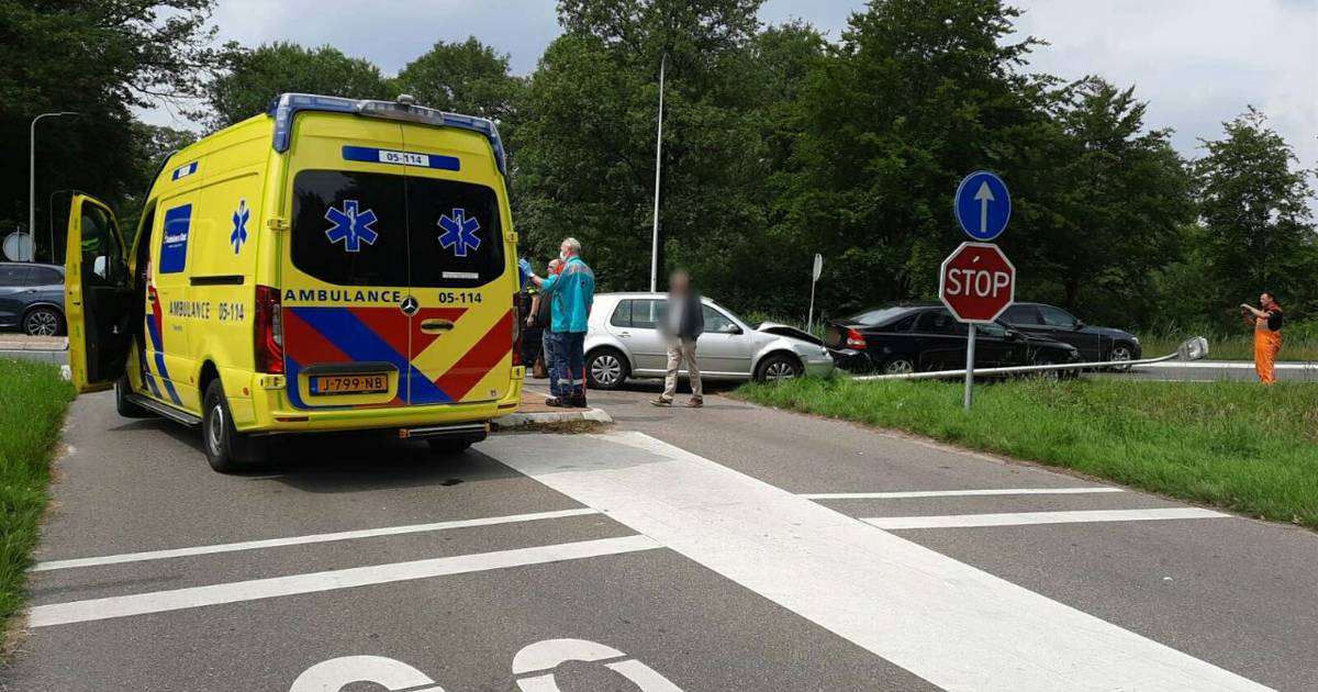 Gewonde bij aanrijding in Enschede: lantaarnpaal omvergereden.