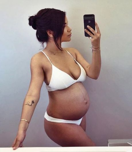Zwangere Monica Geuze showt haar bikinilijf
