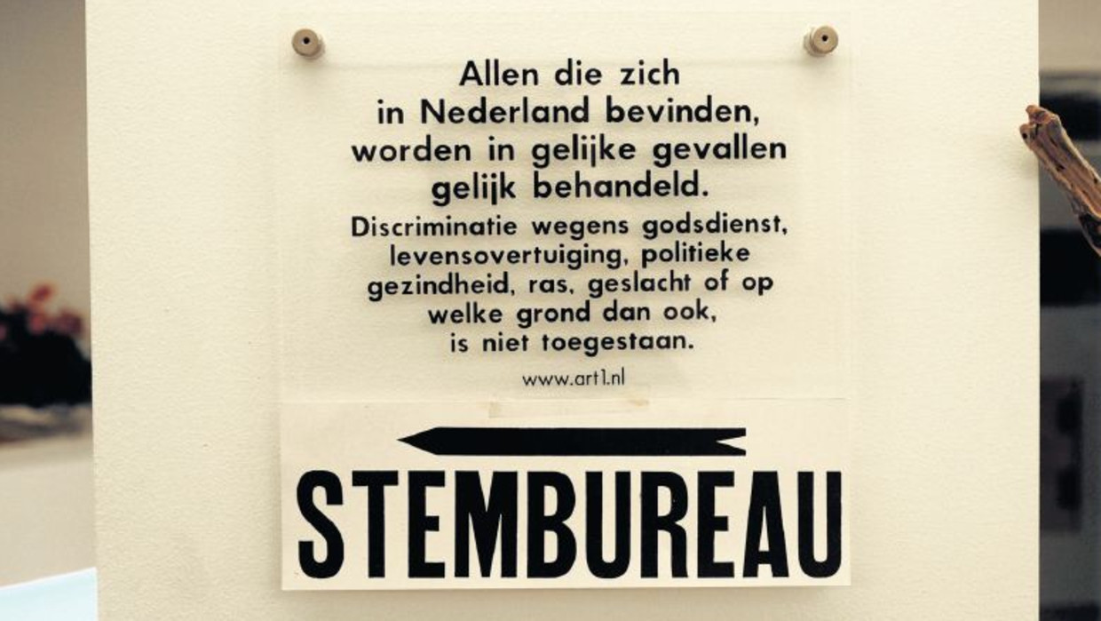 Bij het stembureau in het gemeentehuis van Amstelveen is een kopie van artikel 1 van de Grondwet aangebracht. Beeld Paul van Riel, HH