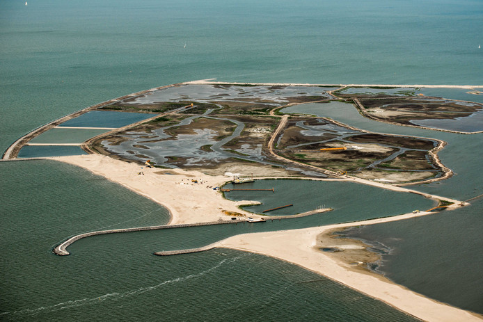 Het eerste eiland van de Marker Wadden, dat dit weekend opent voor publiek, van boven. Onder in beeld de ingang van de haven.