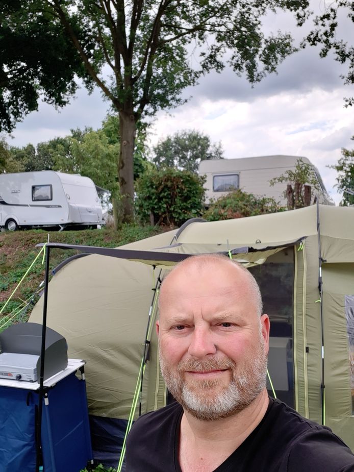 Corné Leijten (51, Etten-Leur) op de camping in de buurt van Nijmegen. ,,Een slaapplek, keukentje en douche, meer heb ik niet nodig."