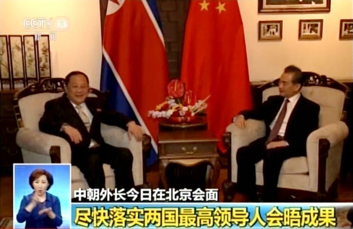 De Noord-Koreaanse minister van Buitenlandse Zaken Ri Yong-Ho (L) en de Chinese minister van Buitenlandse Zaken Wang Yi (R).