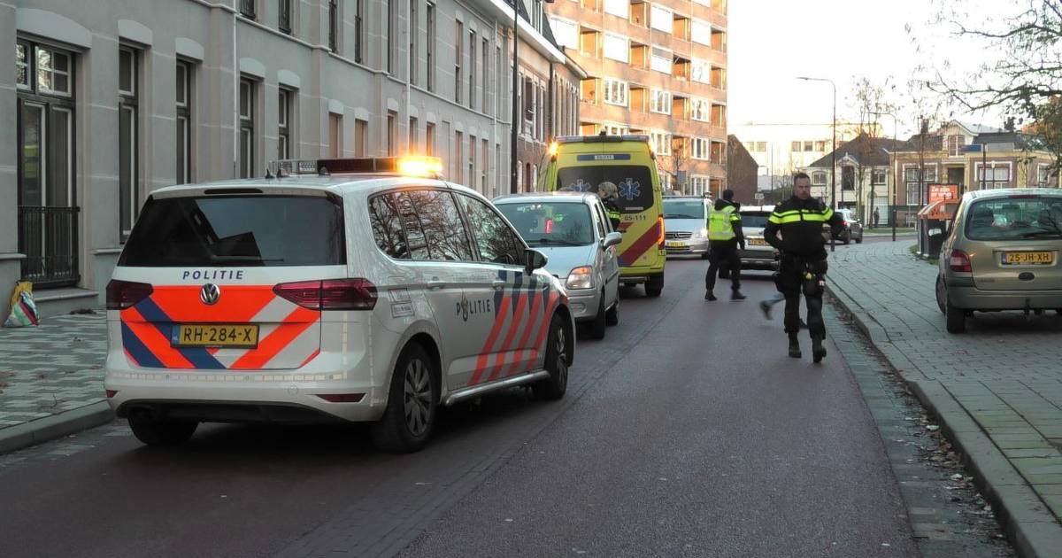 Fietser met hoofdwond naar ziekenhuis na aanrijding in Enschede.