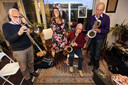 Een deel van The Old Fashion Band repeteert in de woonkamer in Etten-Leur. Vlnr. Loek van Beek, Alwine van Herwijnen, André Lauwen en Frans van de Wiel