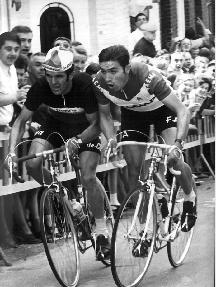 Roger De Vlaeminck en Eddy Merckx in één van hun vele duelas op de fiets.