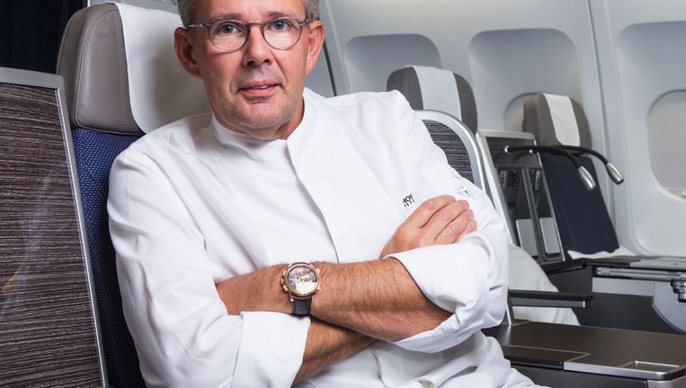 Peter Goossens is de eerste Star Chef die voor het volledige gamma gaat op het vliegtuig, tot de veggiemaaltijden en desserts toe. Beeld © bart vander sanden