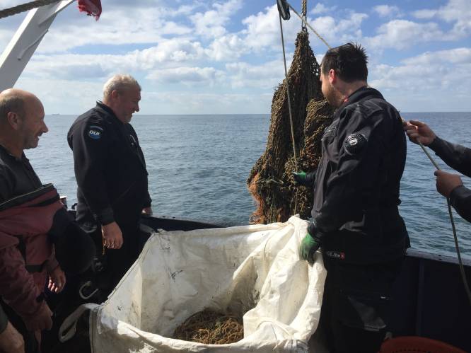 Duikers halen met ballonnen 8 ton afval van scheepswrak SS Kilmore boven water: “Opletten dat we niet meedogenloos mee naar boven gezogen werden”
