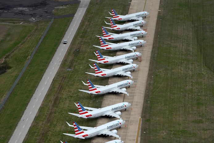Vliegtuigen van American Airlines staan op een landingsbaan geparkeerd.