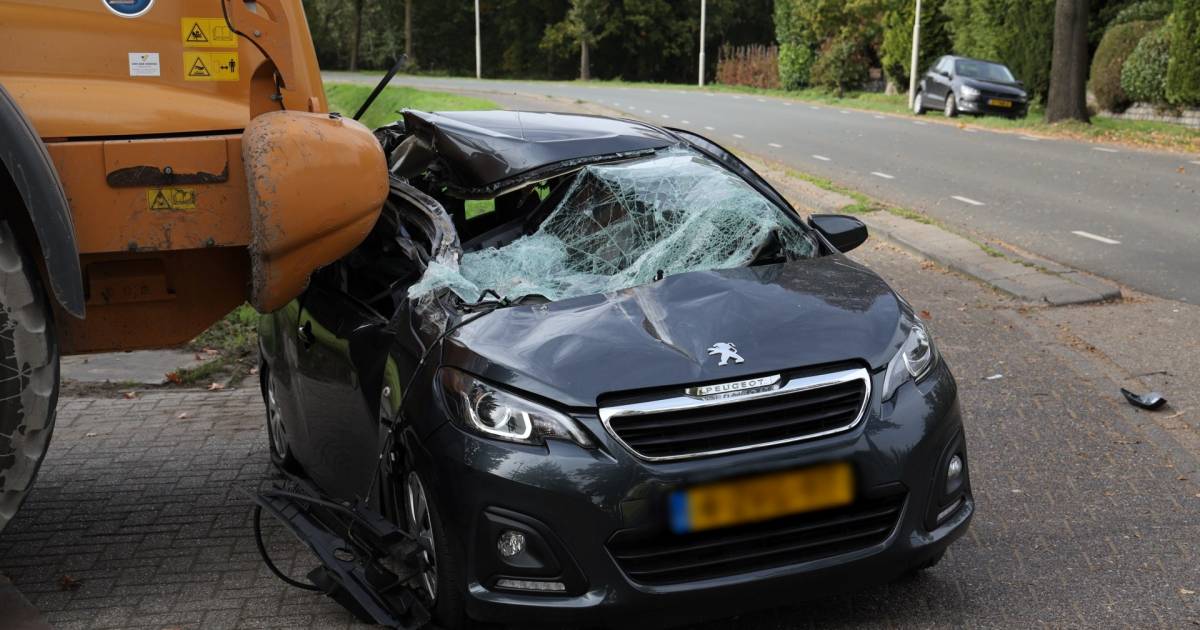 Automobiliste heeft geluk bij botsing met tractor in Oirschot, maar van auto blijft weinig over.