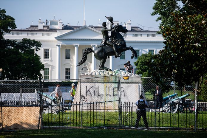 De gemoederen liepen dinsdag hoog op in Lafayette Park aan het Witte Huis. Betogers probeerden er het Andrew Jackson-standbeeld te slopen.