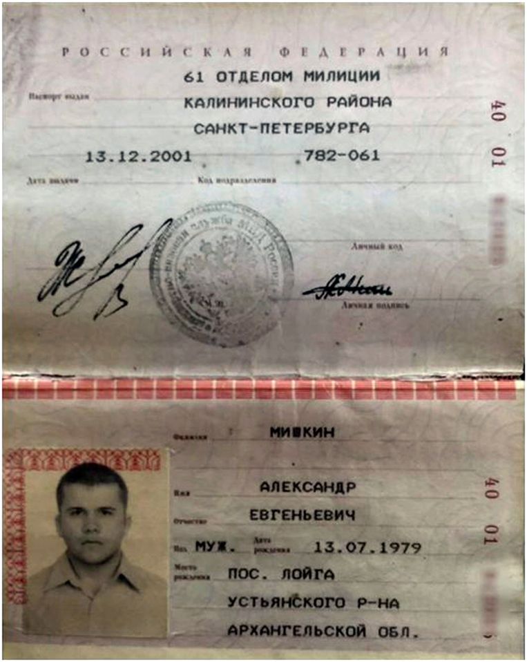 Het binnenlandse identiteitsbewijs van Aleksandr Misjkin. Uit de pasfoto en andere gegevens blijkt volgens Bellingcat dat hij schuilgaat achter Aleksandr Petrov, een van de Russen die verdacht wordt van de aanslag op Skripal. Beeld AP