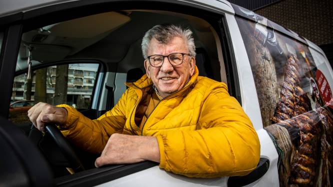 
Chauffeur Joop is bijna 80 maar stopt niet met werken: ‘Ik moet wel beter uitkijken voor flitspalen, ze vonden vier prenten wat veel’