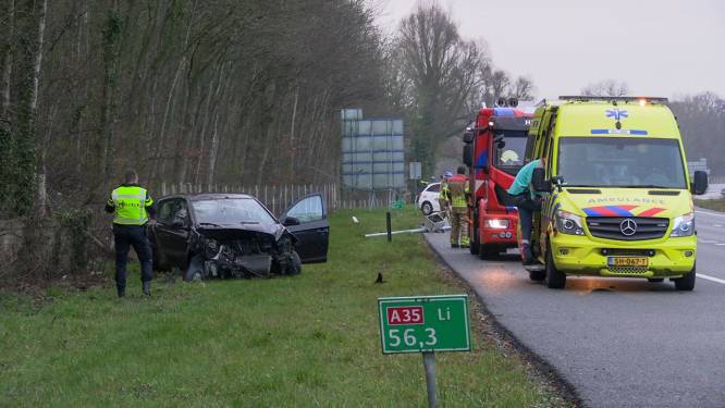 Ravage na zwaar ongeval op A35 bij Hengelo, auto valt bijna meters naar beneden