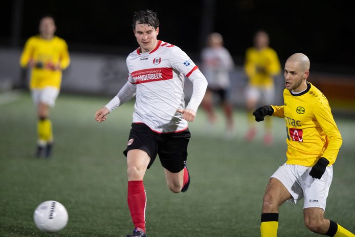 Oskar van Logtestijn (l) in actie tegen UNA, gisteravond.