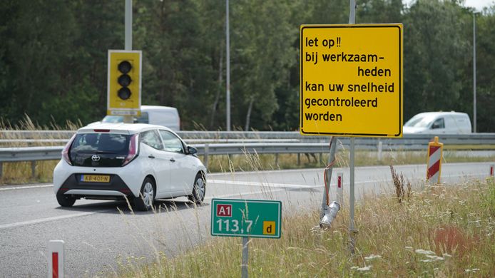Foto ter illustratie. Langs de A1 tussen Deventer-Oost en Bathmen worden de snelheidscontroles aangekondigd met borden.