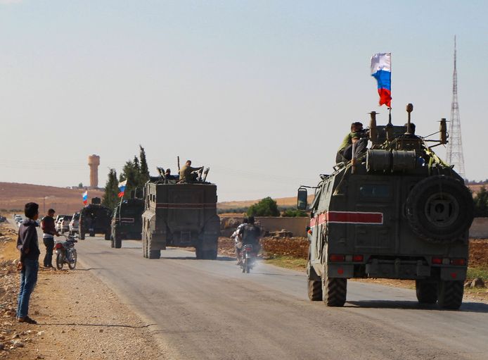 Een konvooi van Russische legervoertuigen op weg naar Kobani.