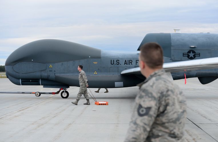 Tentara Angkatan Udara AS di depan RQ-4 Global Hawk, kendaraan udara tak berawak militer terbesar di Amerika Serikat.  foto Badan Perlindungan Lingkungan