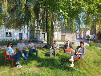 Zet je en geniet! Roeselare plaatst 215 kleurrijke stoelen op negen locaties
