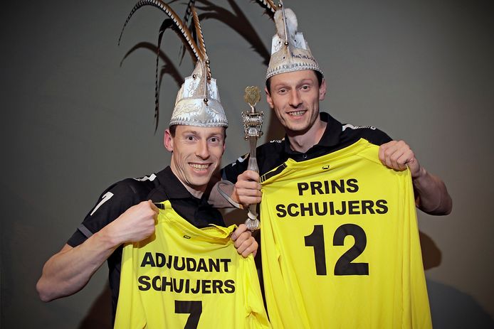 PVH Boekel Tim (rechts) en Niek (links) Schuijers zijn prins carnaval en adjudant BD SPORT foto: Peter van Huijkelom