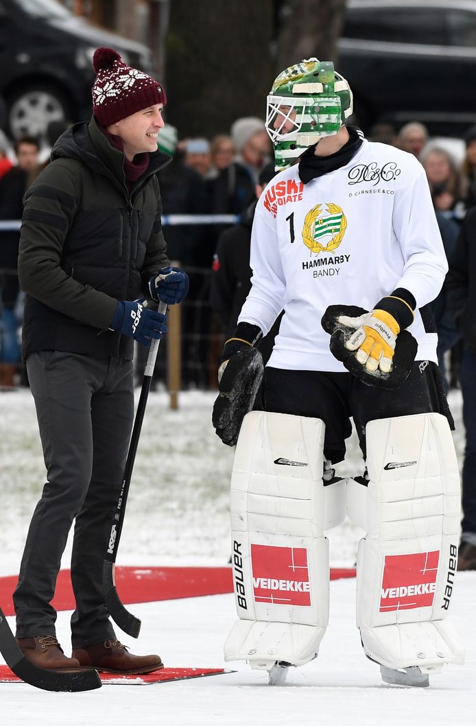William en Kate spelen een spelletje bandy.