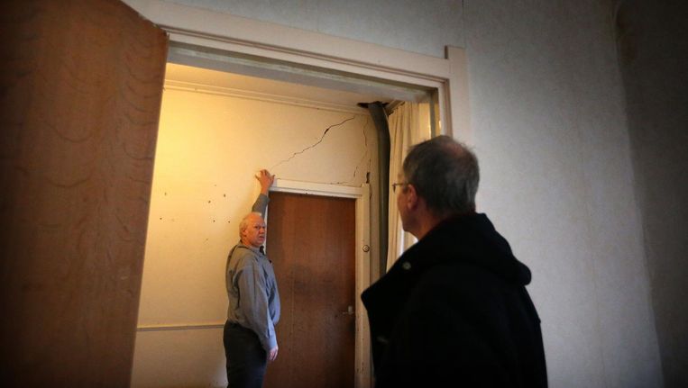 Minister Kamp bezoekt een woning die door gaswinning beschadigd is geraakt. Beeld anp