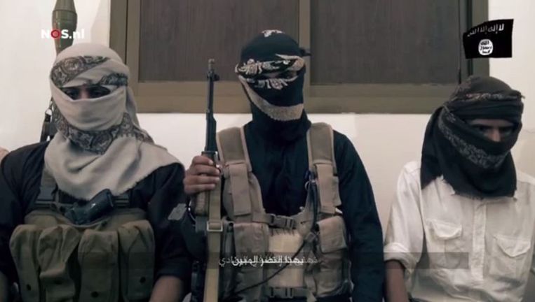 Eerder deze maand feliciteert een jihadstrijder uit Nederland (midden) op een video IS met de inname van de Iraakse stad Ramadi. Hij zit waarschijnlijk bij strijders in Jemen. Beeld  