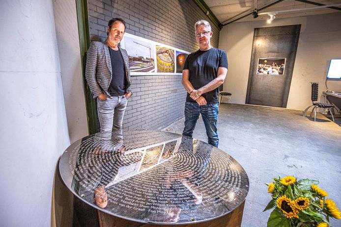 Fotograaf Raymond van Olphen en Ronald Westerhuis bij de proefplaat met namen van de 298 slachtoffers die omkwamen bij de rampvlucht met de MH17. De plaat is onderdeel van een twee weken durende expositie over de totstandkoming van het Nationaal Monument MH17 dat Westerhuis ontwierp.