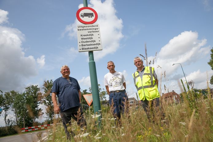 Vlnr buurtbewoners Harry de Rond, Gerard Frijters en Adrie Beuzenberg ergeren zich aan het zware vrachtverkeer dat over de Oudendijk/Kreekdijk rijdt.