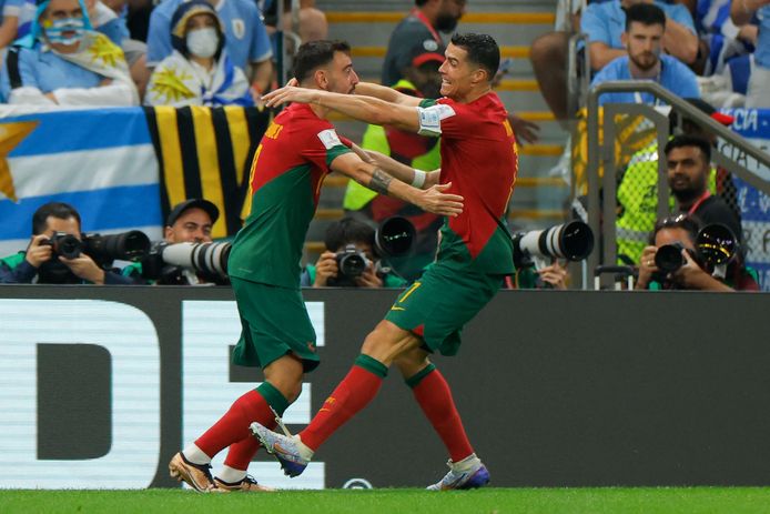 Bruno Fernandes en Cristiano Ronaldo na de 1-0 voor Portugal tegen Uruguay.