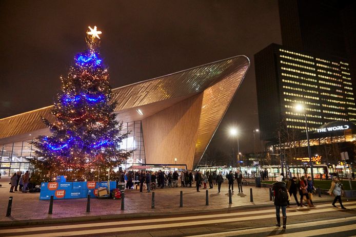 Rotterdammers genoten in eerdere jaren van het ontsteken van de lichtjes in de kerstboom voor Rotterdam Centraal.