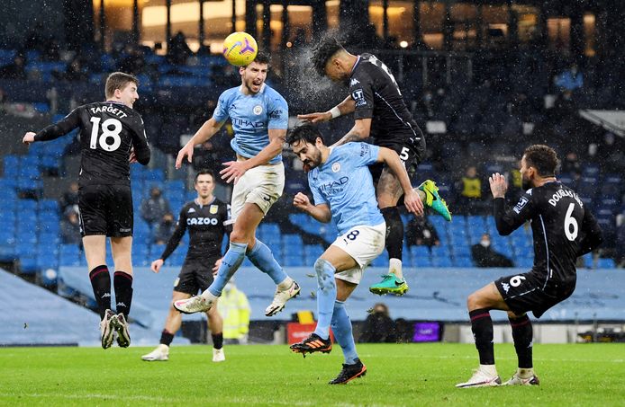 Een duel tussen Manchester City en Aston Villa in de Premier League.
