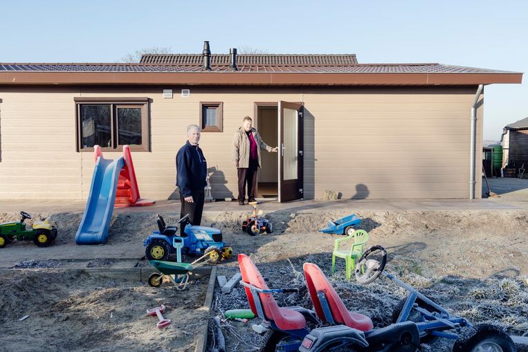 Piet en Riek van Loon voor hun bungalow in de achtertuin van hun zoon. 'We zijn niet de oppas.' Beeld Lars van den Brink