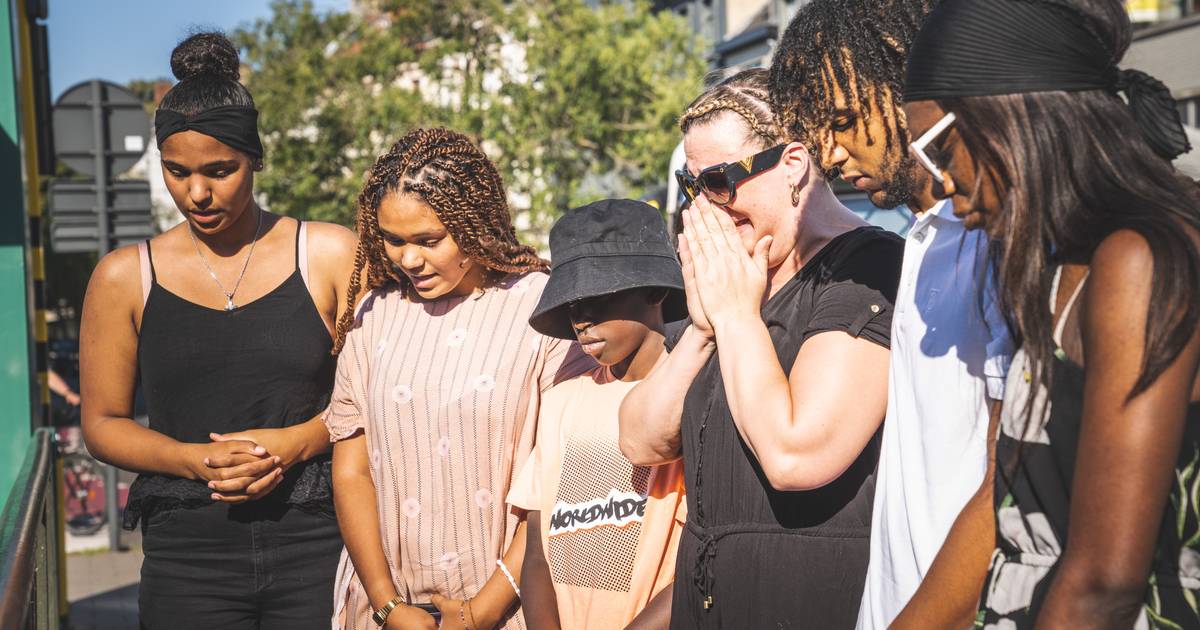 Kinderen en vrienden van Hakim leggen bloemen neer op de plaats waar