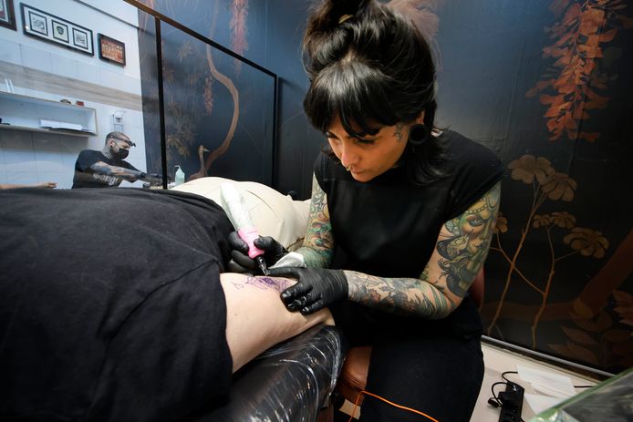 Sadyah Pattynama heeft een vegan tattooshop in Nijmegen. Daar zamelde ze zaterdag geld in voor dierlijke slachtoffers van de oorlog in Oekraïne.