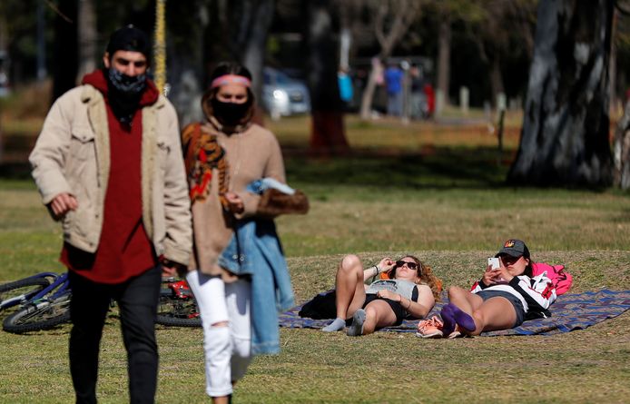 Mensen met mondkapjes in een park in Buenos Aires.