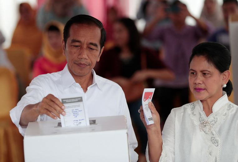 Jokowi yang moderat memenangkan pemilu di Indonesia