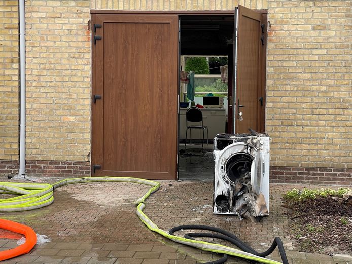 De wasmachine waarop het gasvuur stond, ging grotendeels in vlammen op.