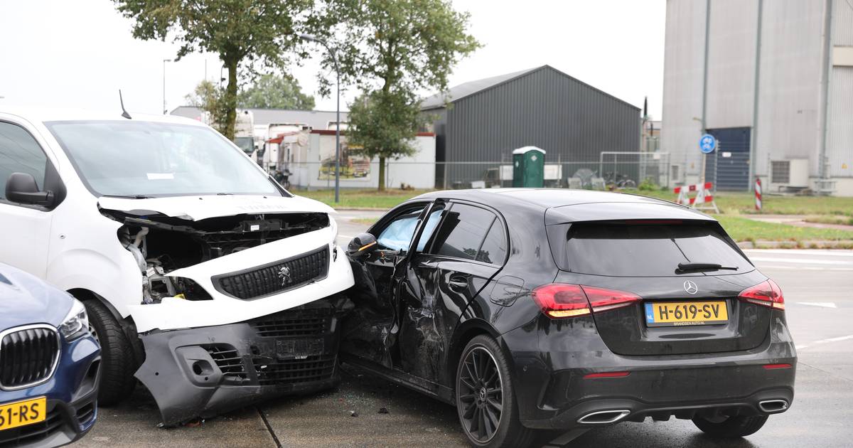 Twee gewonden bij ongeluk op kruising in Hengelo.