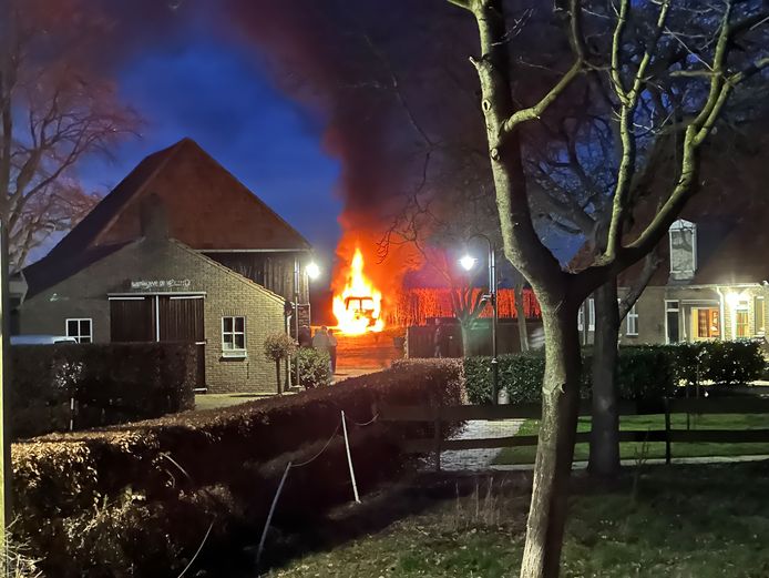 Bedrijfsauto cateringbedrijf Groesbeek totaal uitgebrand bij Wijnhoeve de Heikant