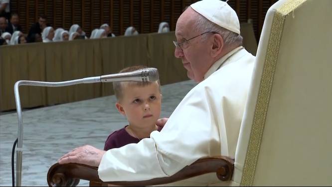 Jongetje steelt de show tijdens audiëntie van de paus
