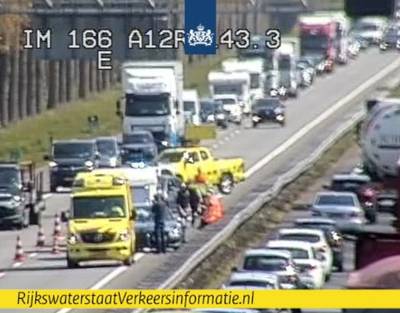 Flinke file op A12 bij Zevenaar door ongeval, rijstrook dicht