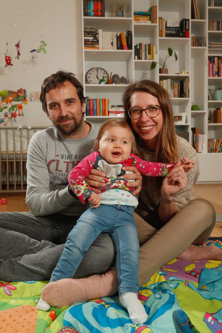 De Vlaamse baby Pia met haar ouders Tim Boehnke en Ellen De Meyer. Beeld   